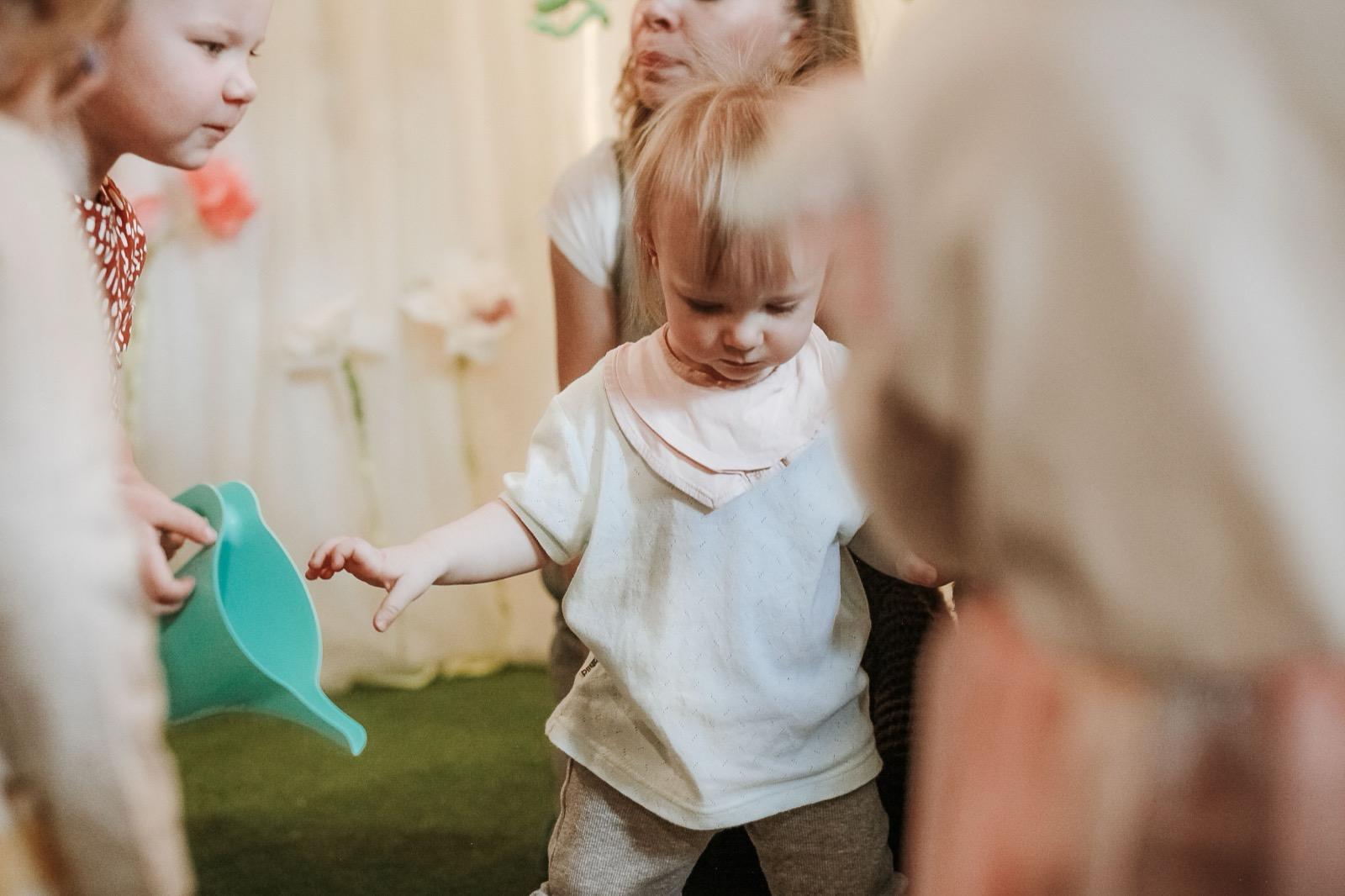 Twee jonge kinderen spelen samen in de groepsruimte